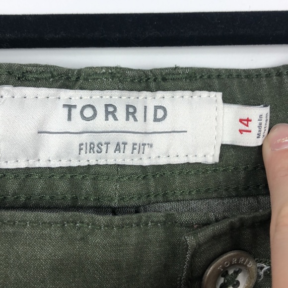 TORRID olive green waist tie bucket style cropped cargo Capri pant B3 - Picture 5 of 10